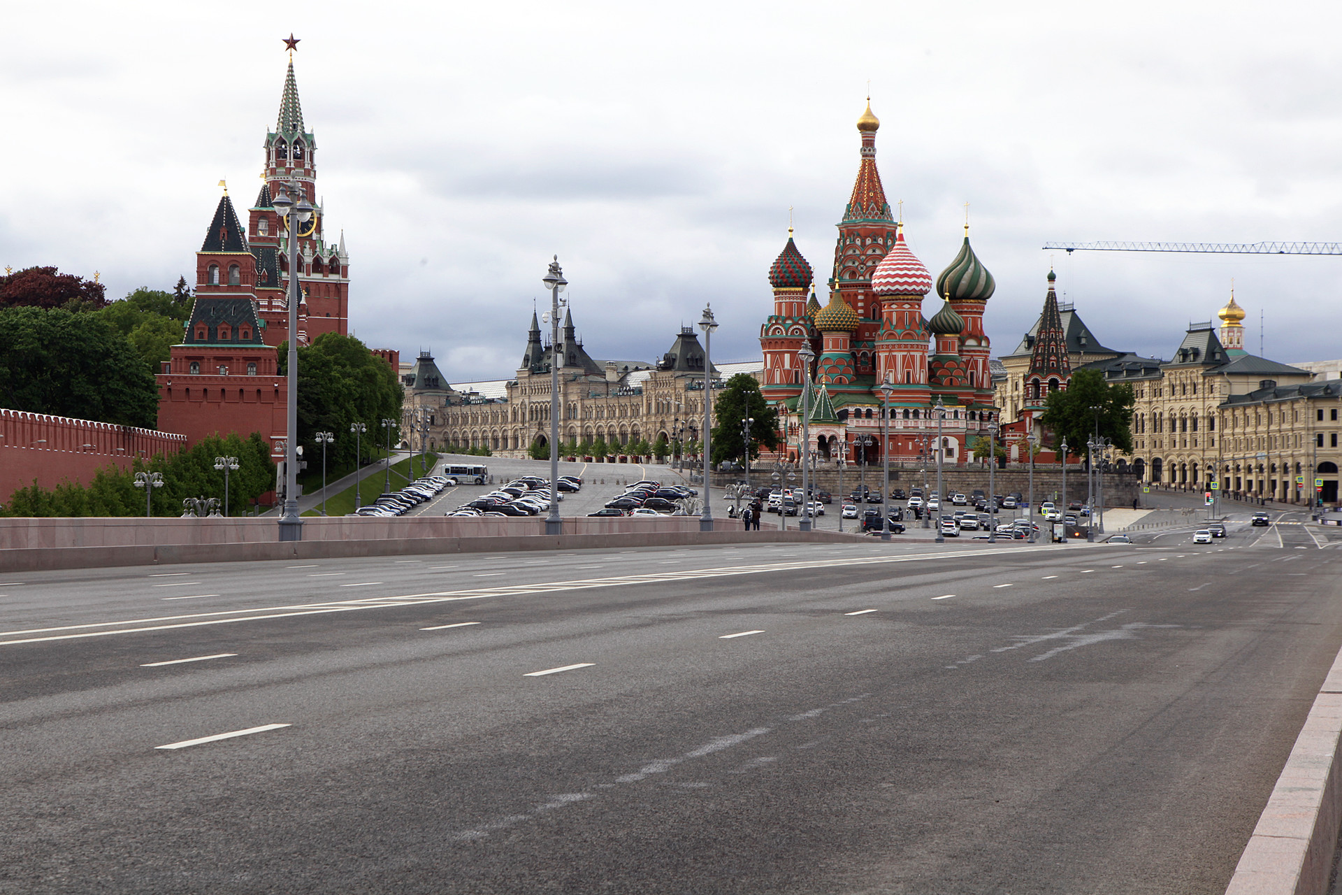 Suasana lalu lintas di Jembatan Bolshoy Moskvoretsky yang sepi dari kendaraan.