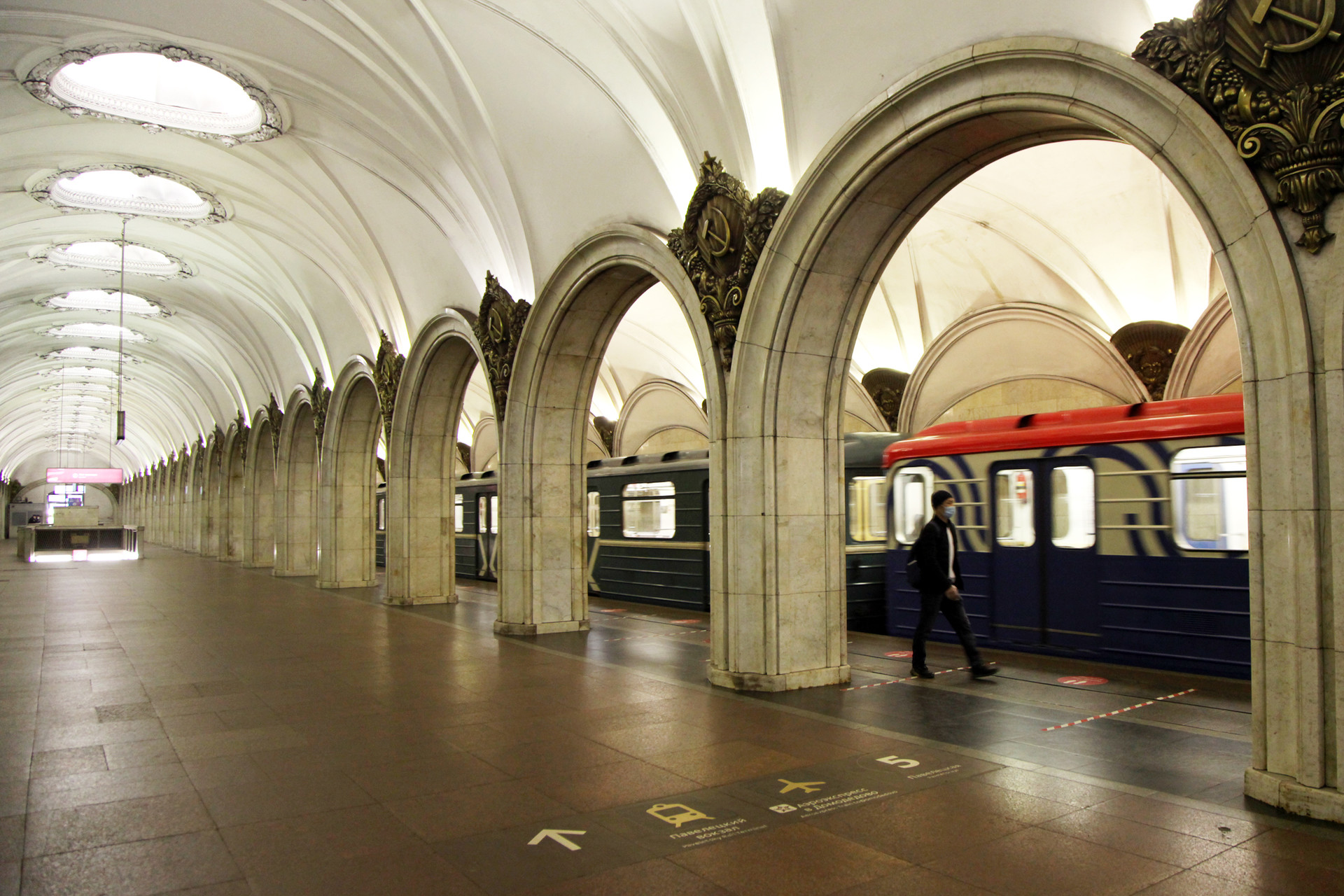 Suasana Stasiun Metro (kereta bawah tanah) Paveletskaya yang sepi penumpang.