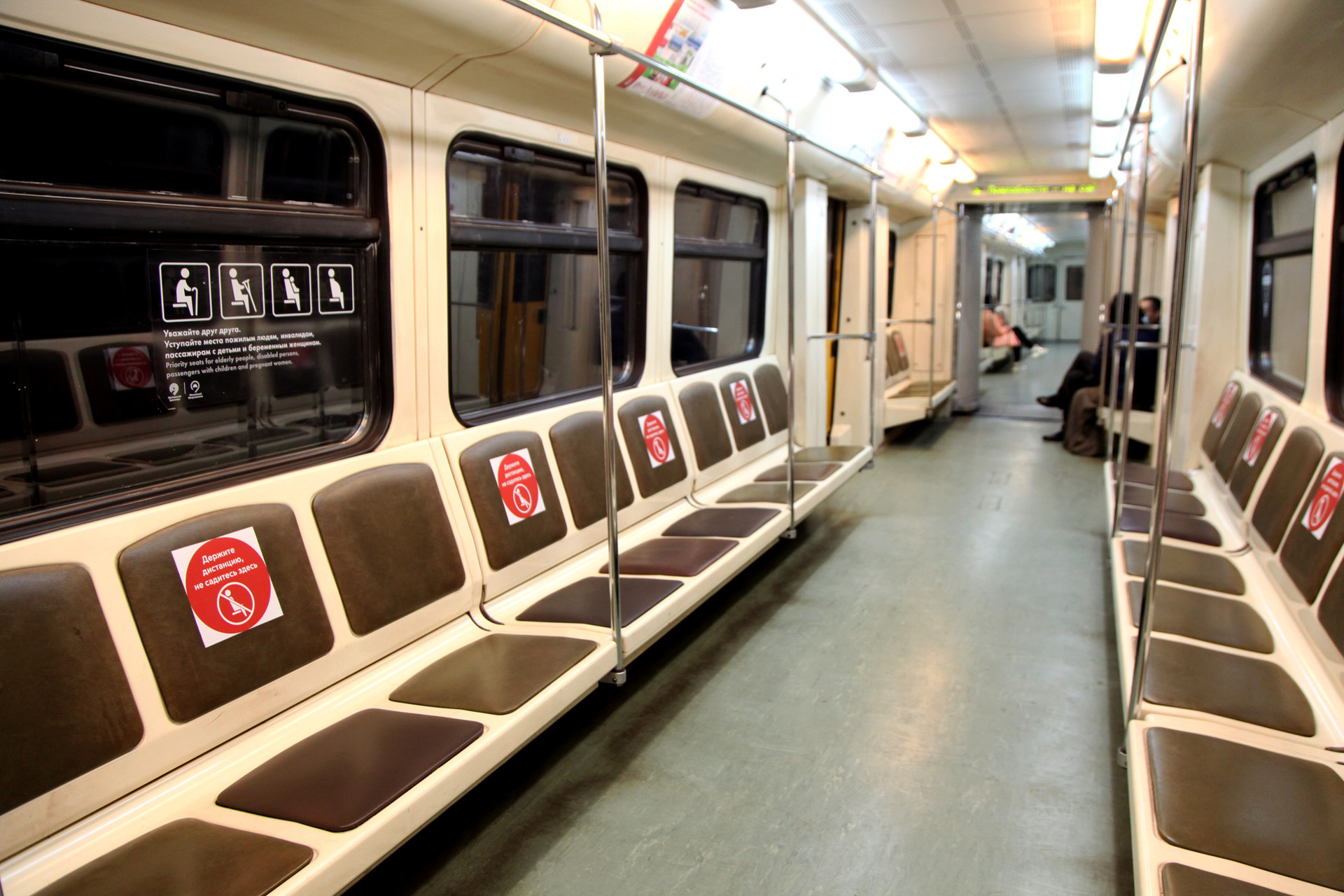 Suasana gerbong metro yang nyaris kosong. Beberapa gerbong bahkan terlihat tanpa penumpang sama sekali.