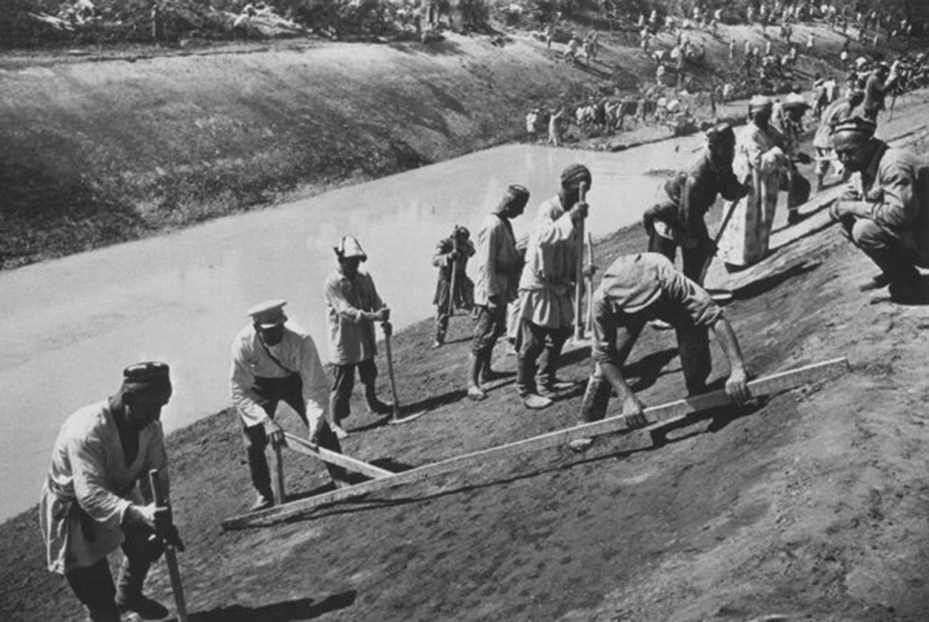 Строительные работы на «Большом Ферганском канале имени Сталина». Благодаря 350 километровому каналу стало доступно орошение более 500 тыс. га земли в Узбекистане, Киргизии и Таджикистане. 1939 год. 