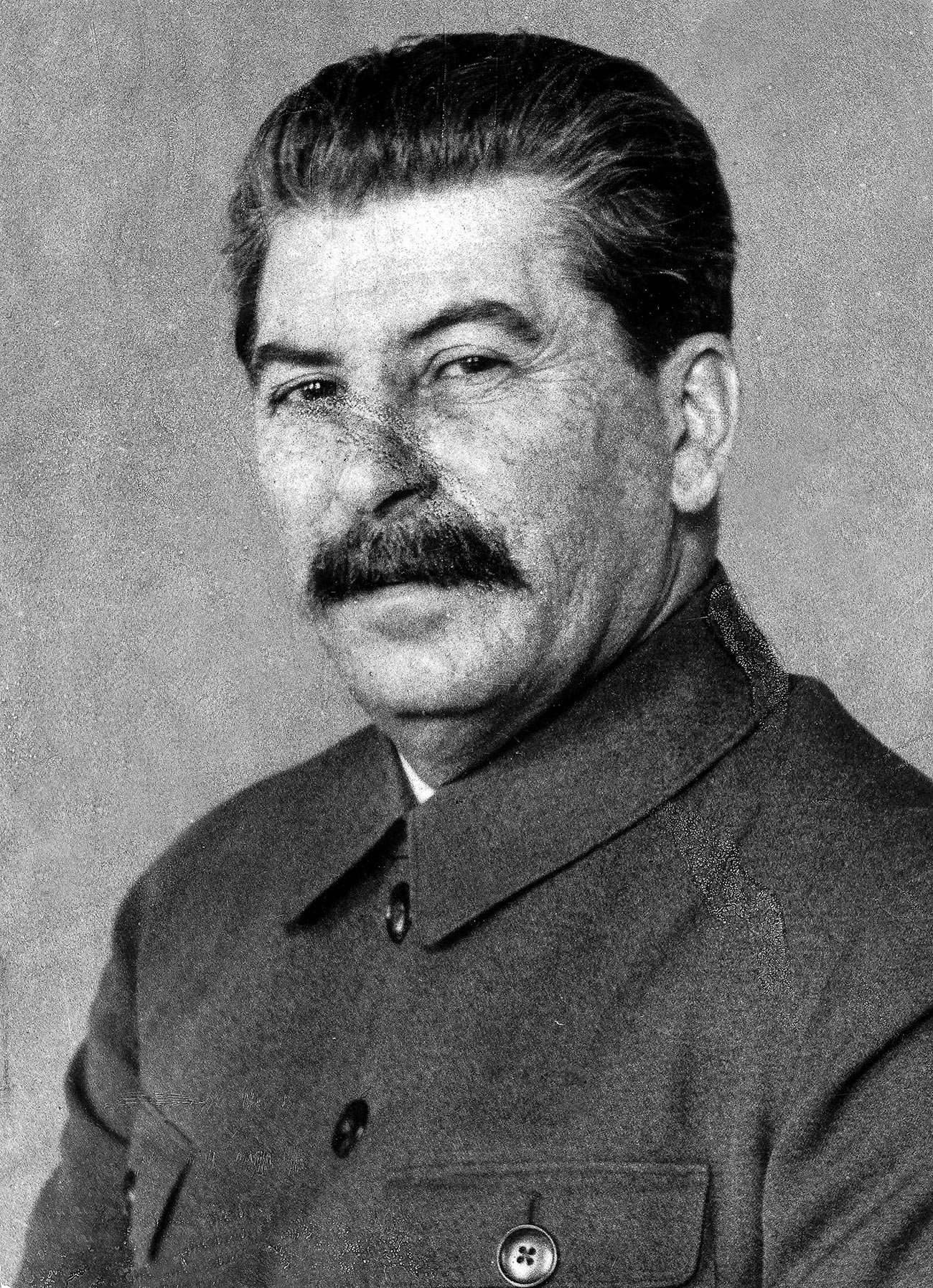Dies ist eines der seltenen Fotos von Stalin, auf denen Pockennarben auf seinem Gesicht zu sehen sind.