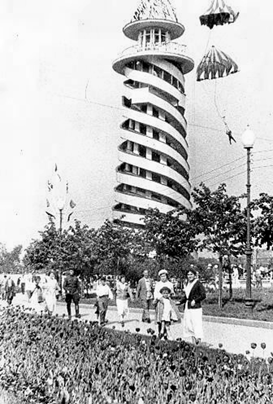 Парашютная вышка в Парке Горького, 1930-е.