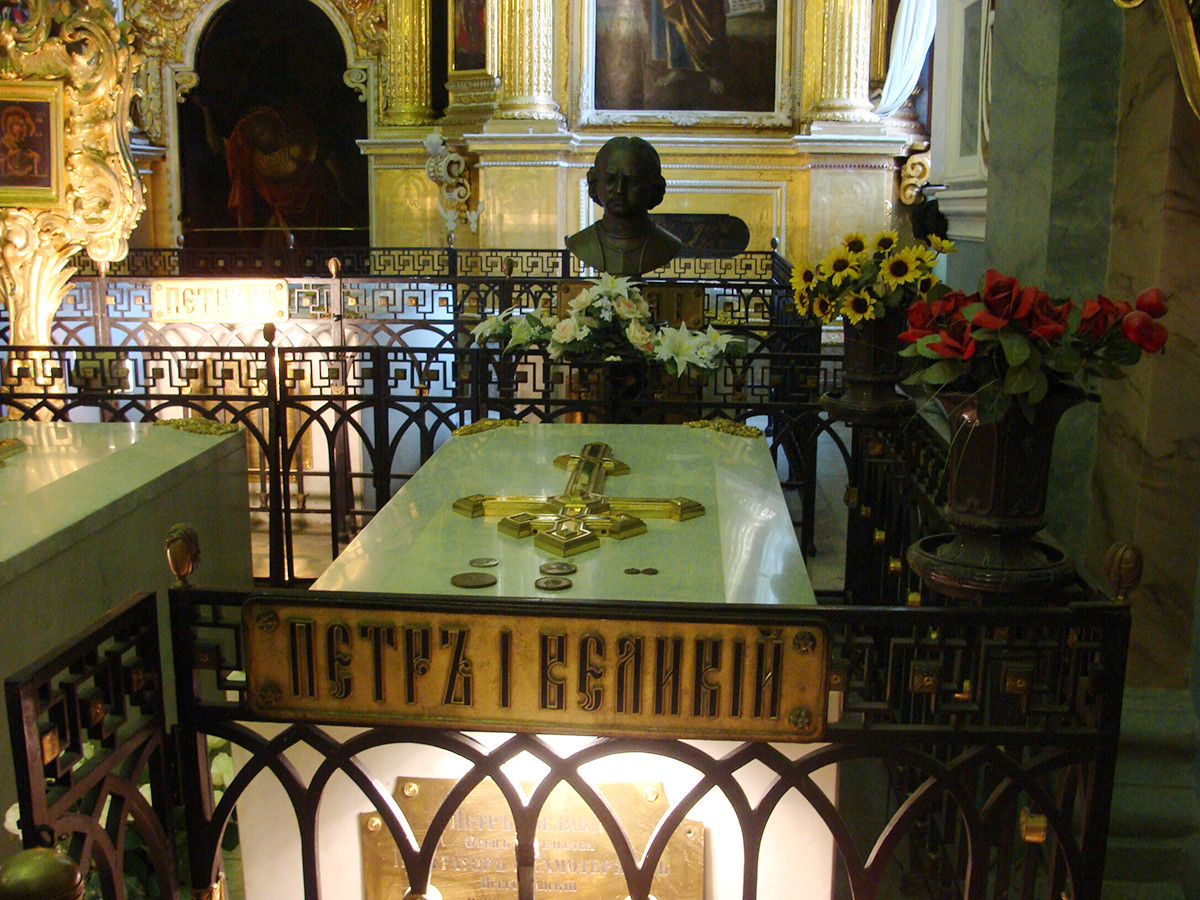 Der Grabstein von Peter dem Großen in der Peter-und-Paul-Kathedrale