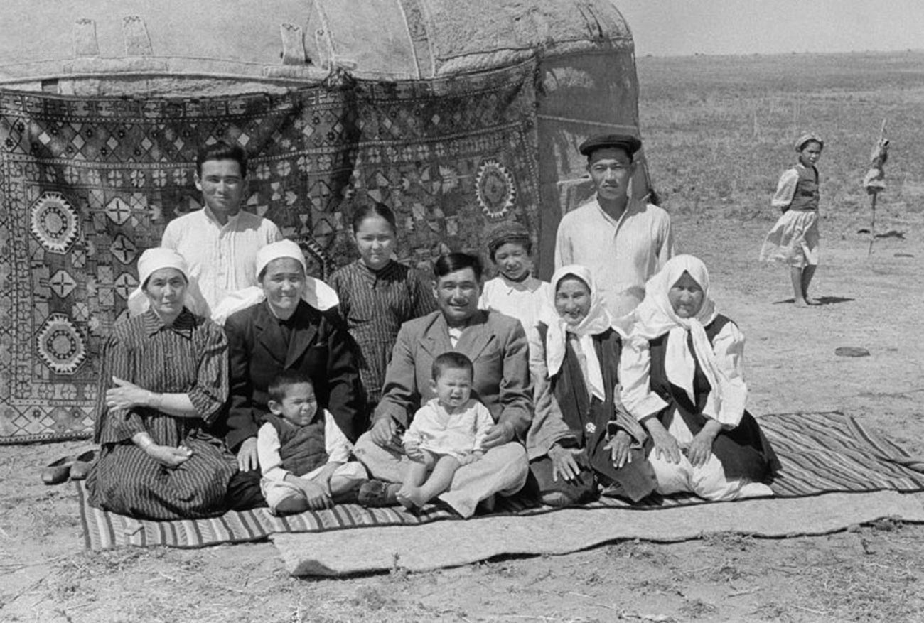 処女地。ゲルの前の羊飼いの家族。1952年