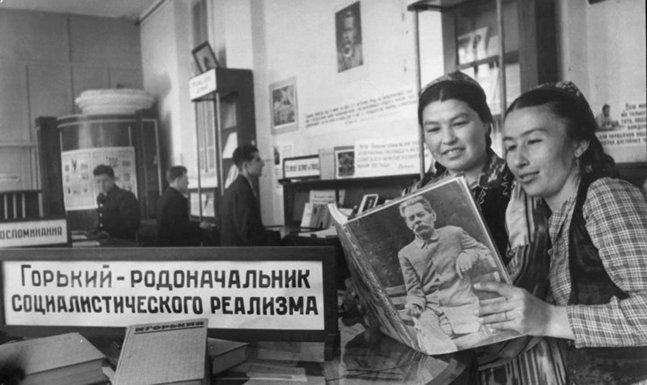 「ゴーリキーは社会主義リアリズムの創始者」。1930年-1949年