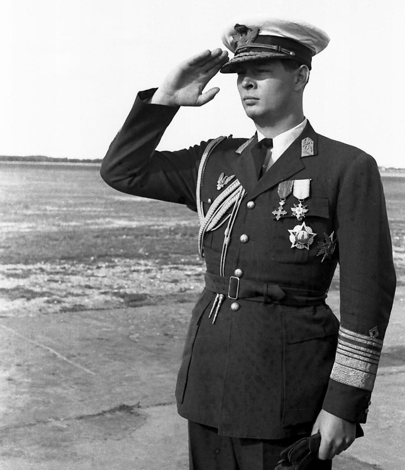 Michel Ier, roi de Roumanie, avec l'Ordre de la Victoire