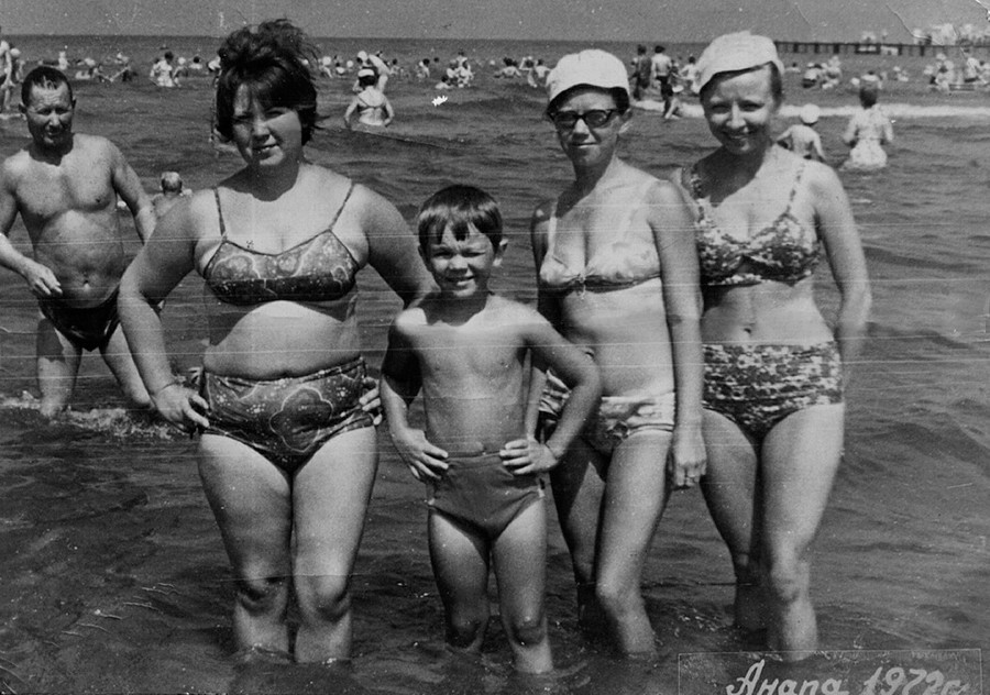 Eine Familie am Strand der Stadt Anapa am Schwarzen Meer
