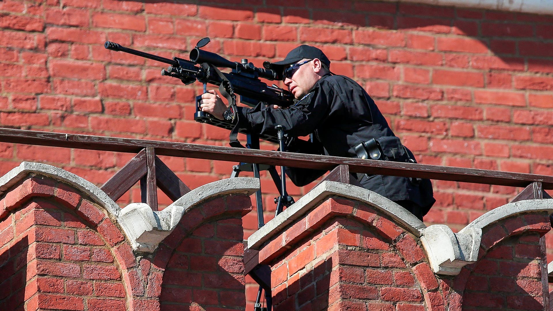 Игра снайперы на крыше. Снайпер ФСО на красной площади. Снайперы ФСО на параде 9 мая. Снайперы СБП ФСО. Охрана ФСО на параде Победы.