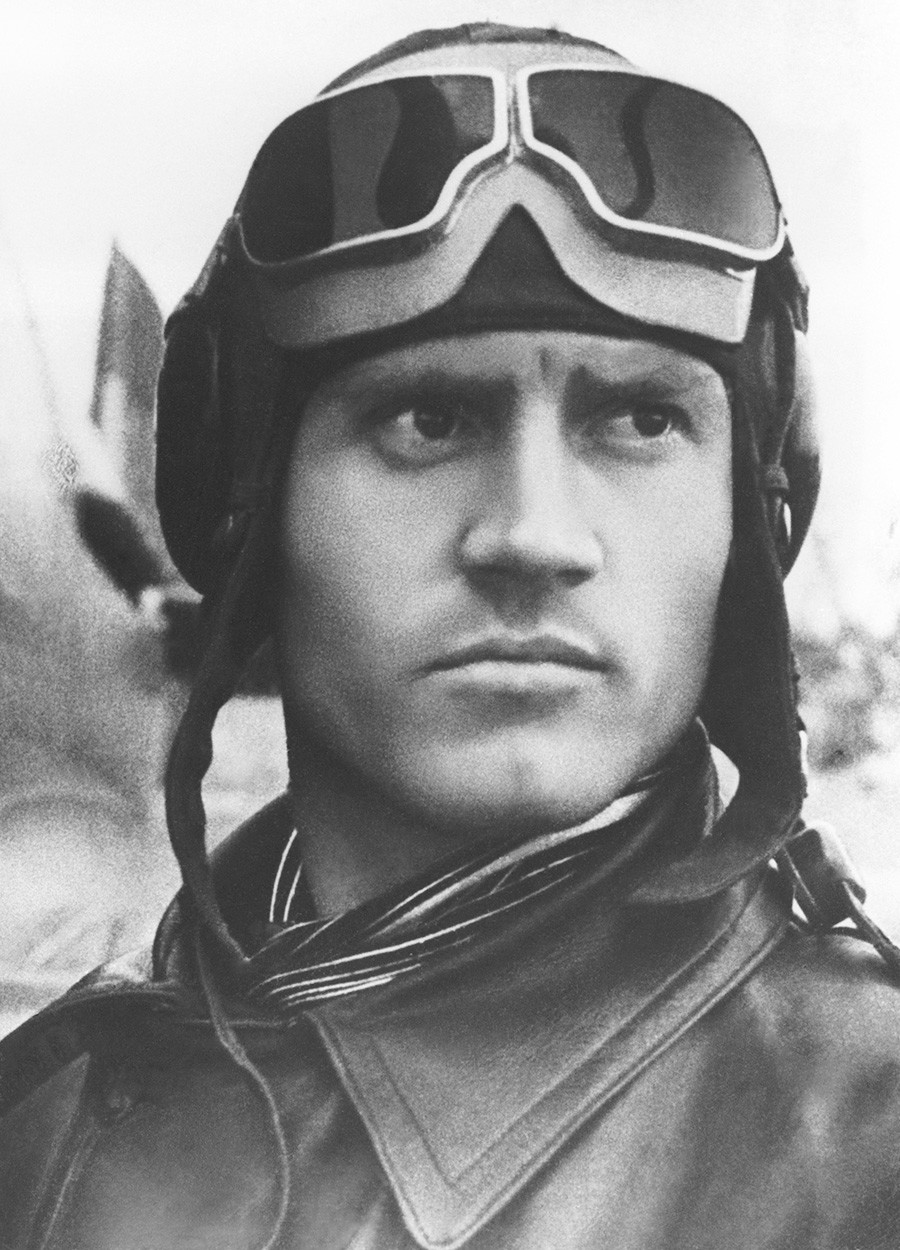 Мурманска област, СССР. Ноември, 1941 година. Пилотът на съветския изтребител Захар Сорокин позира за снимка по време на Втората световна война. Точната дата на снимката не е известна.