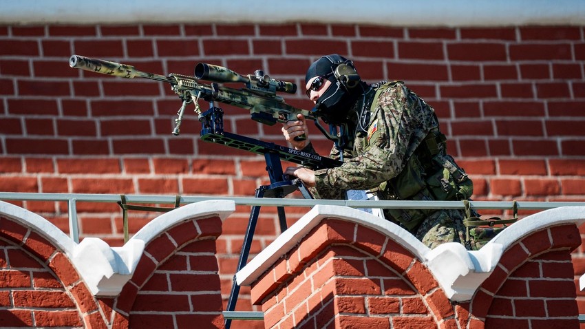 Снайперист обезпечава сигурността по време на военния парад на Червения площад.
