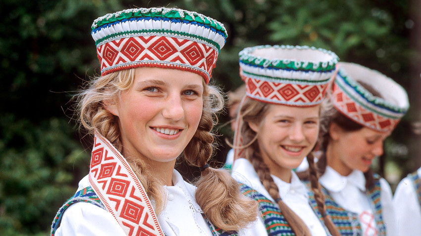 Литовски момичета в национални костюми. Литовски СССР.