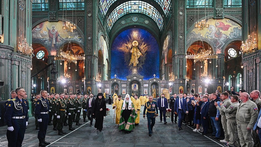 Le patriarche Cyrille (au centre) et Sergueï Choïgou, ministre de la Défense (à droite) durant la cérémonie de consécration