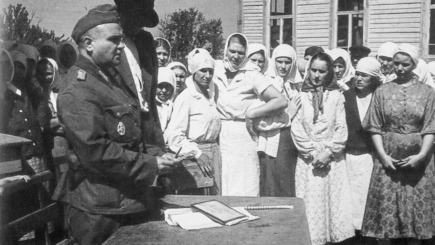Регистрация на населението на окупирано украинско село от представители на Вермахта през лятото на 1942 г. по време на Втората световна война