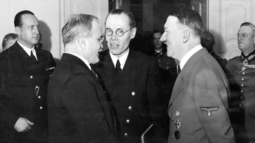 Ministar vanjskih poslova SSSR-a Vjačeslav Molotov i Adolf Hitler za vrijeme državnog posjeta Berlinu u studenom 1940.