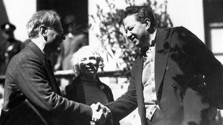 
Lev Trotski saludando a Diego Rivera en México.