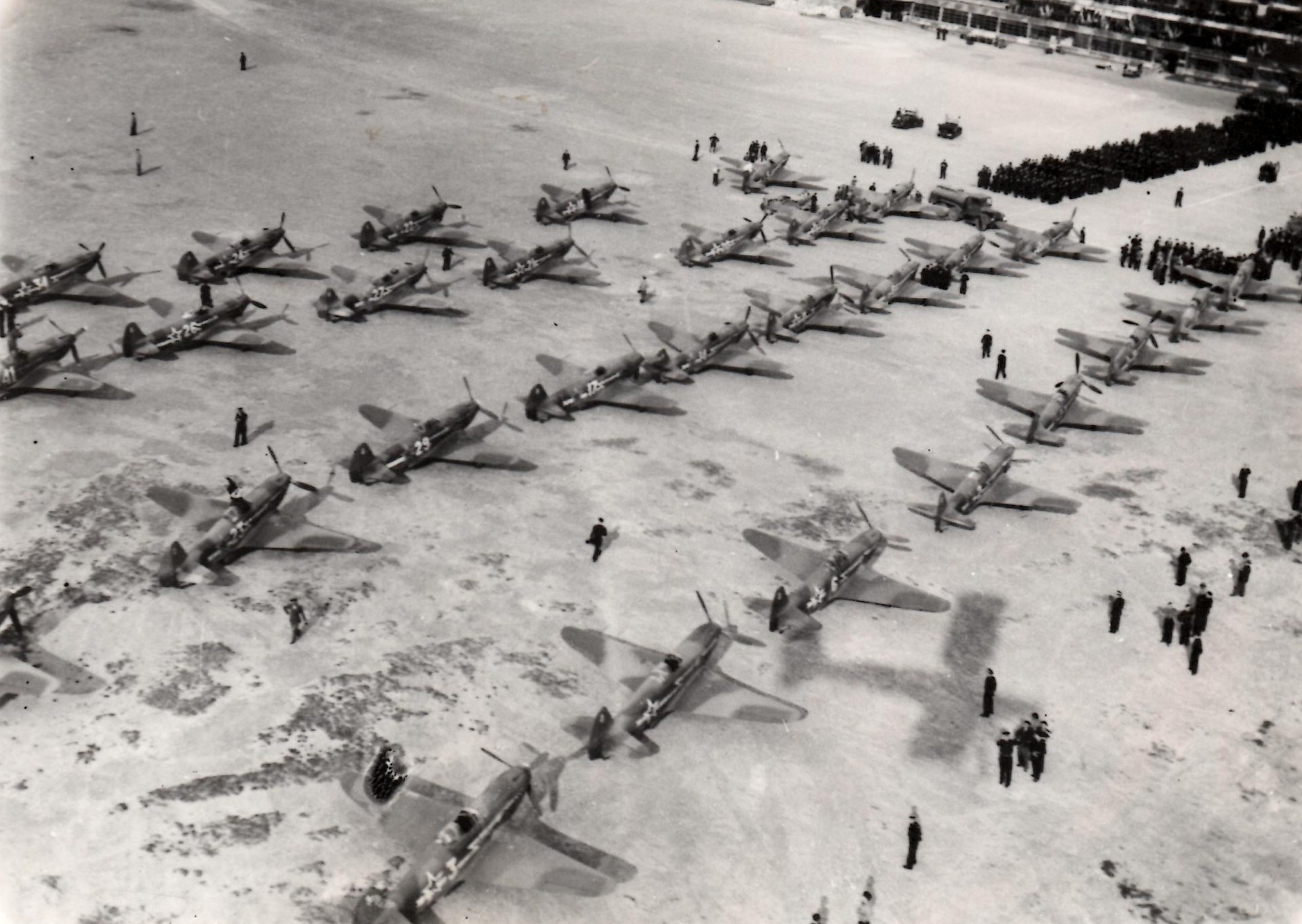Alignement des Yak de Normandie-Niémen au Bourget, le 20 juin 1945