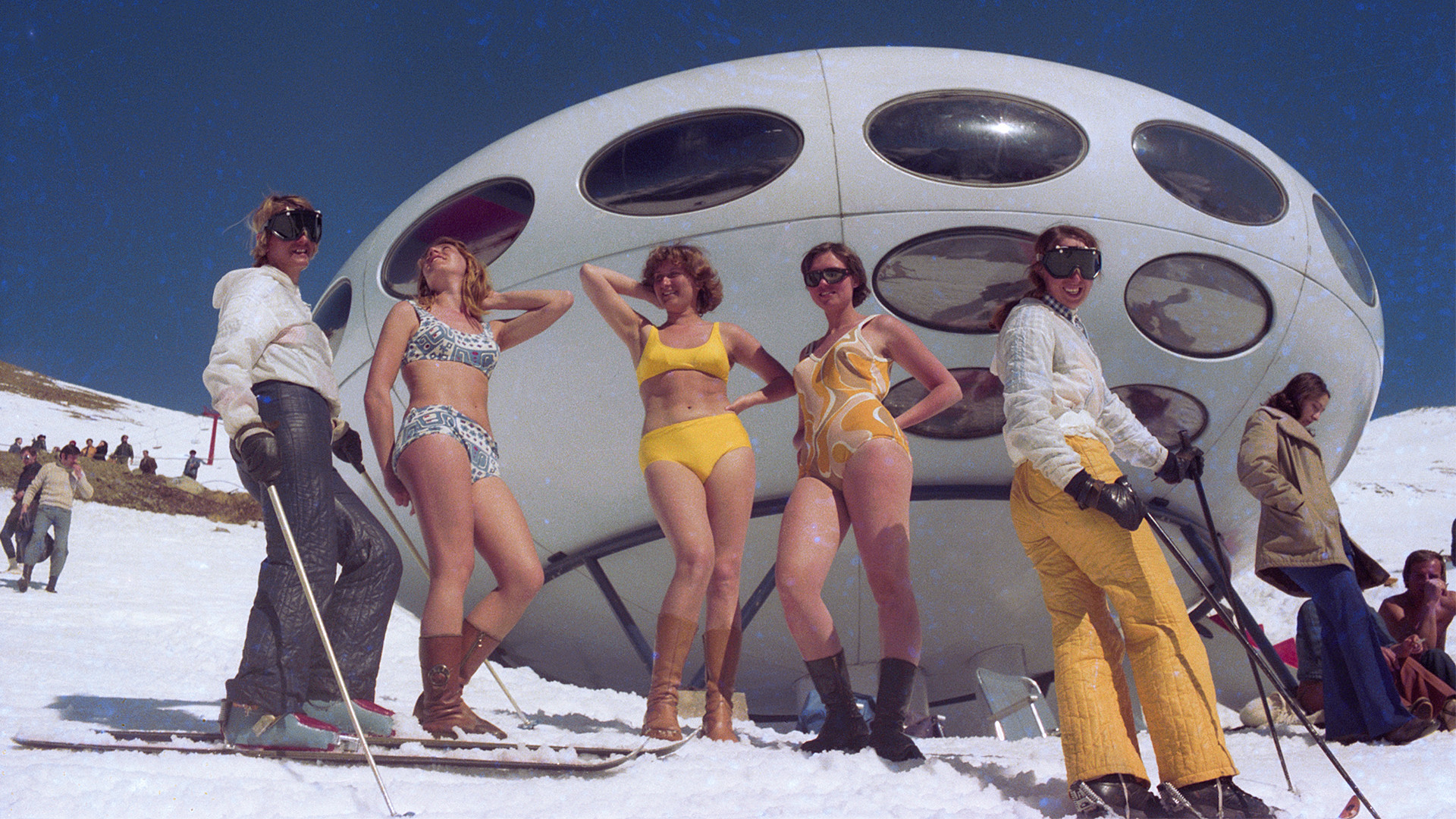Région de Stavropol, 1er mars 1979. Des vacanciers prennent un bain de Soleil à 2 000 mètres d'altitude.