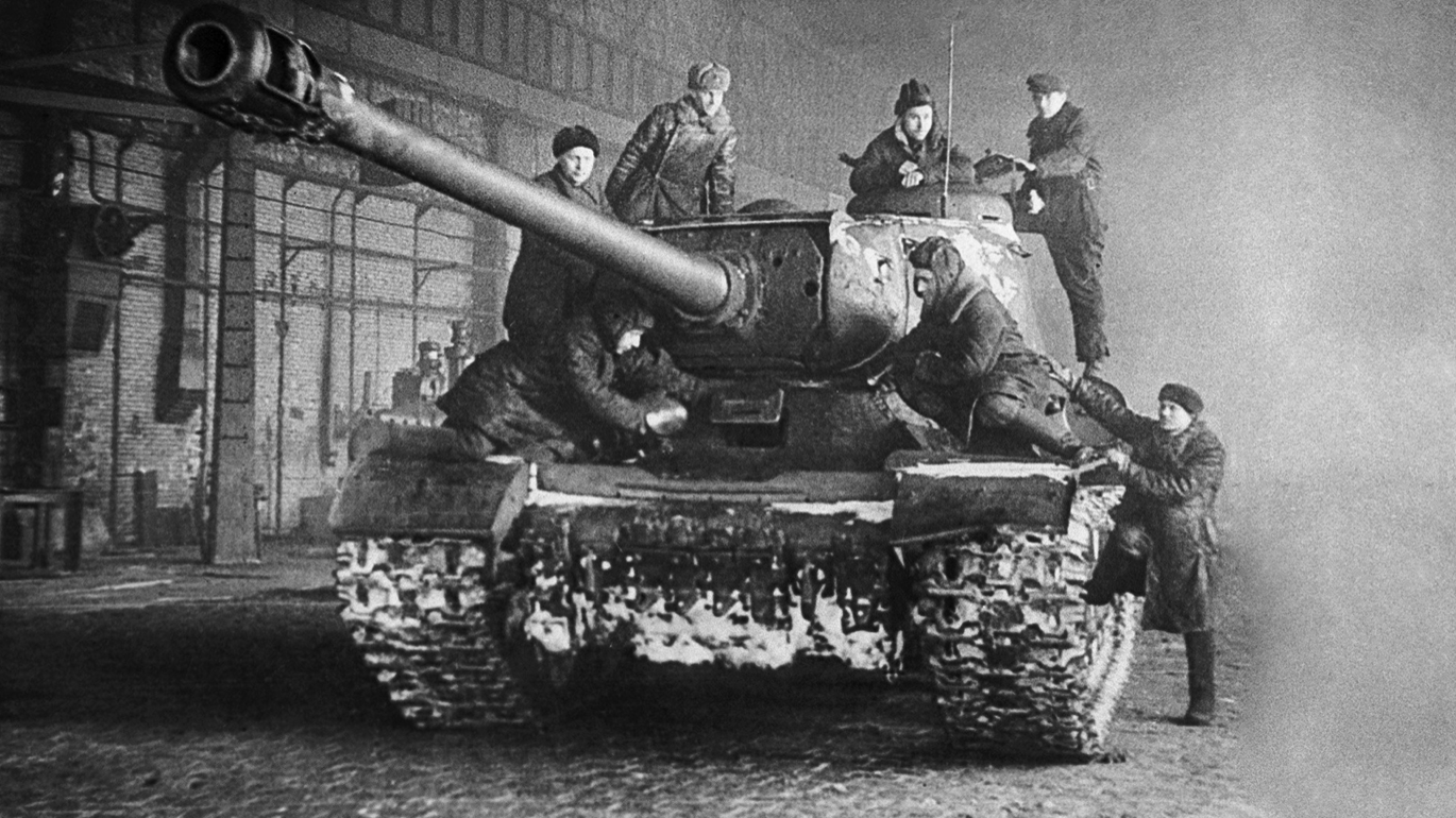 Фабриката „С.М. Киров“. Тежок тенк ИС-2 по ремонт, подготвен за испраќање на фронт