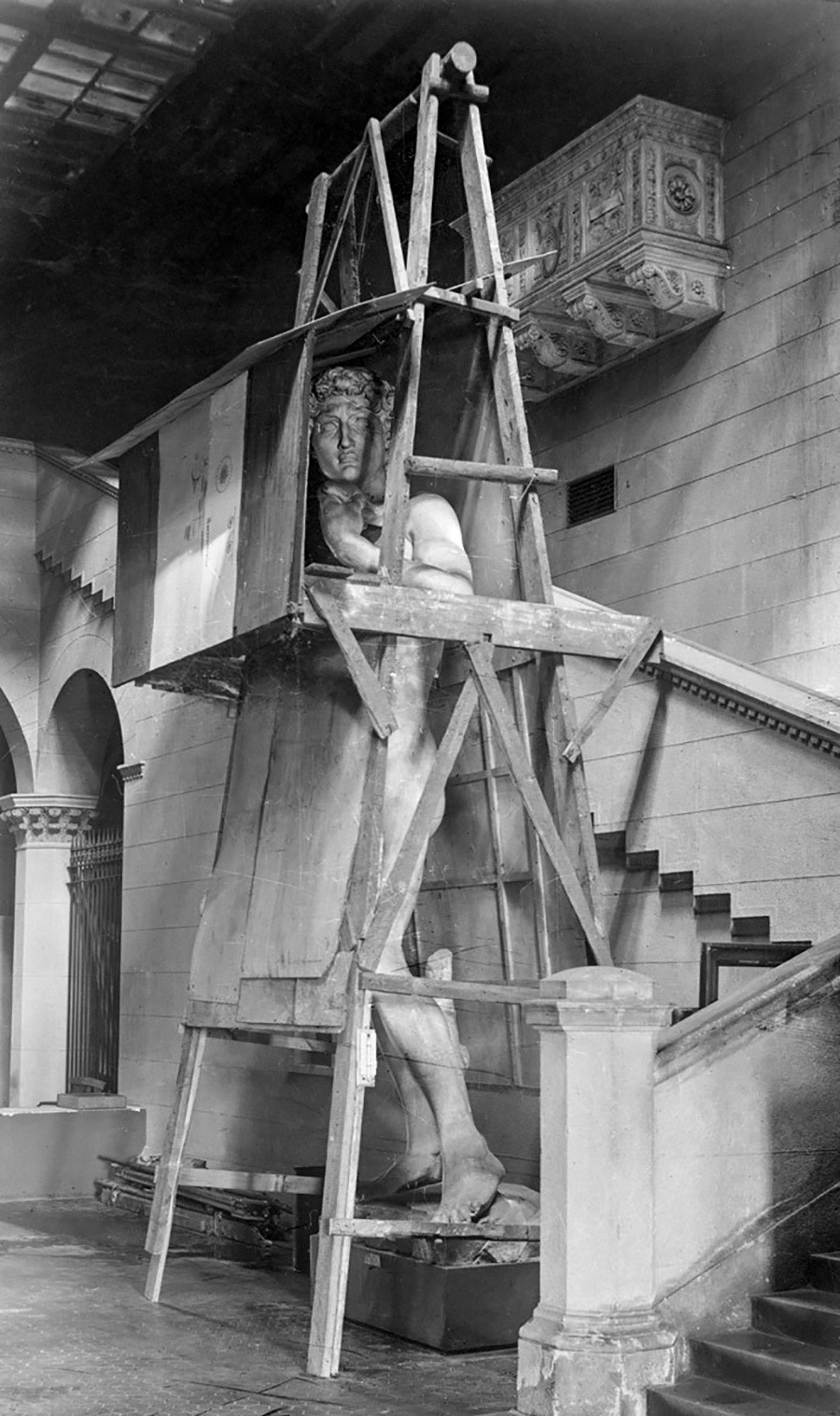 Слепок статуи «Давида» Микеланджело в защитном деревянном каркасе 1941–1944