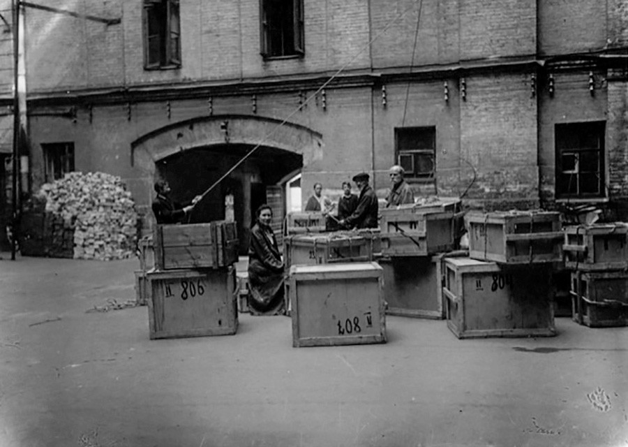 Коробки с реликвиями из Исторического музея прибыли обратно в Москву, 1944