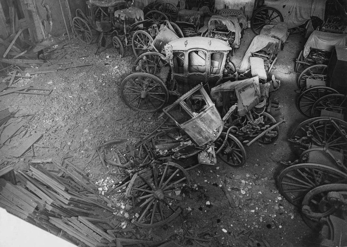 Каретный сарай Эрмитажа после прямого попадания снаряда. Июнь 1942 
