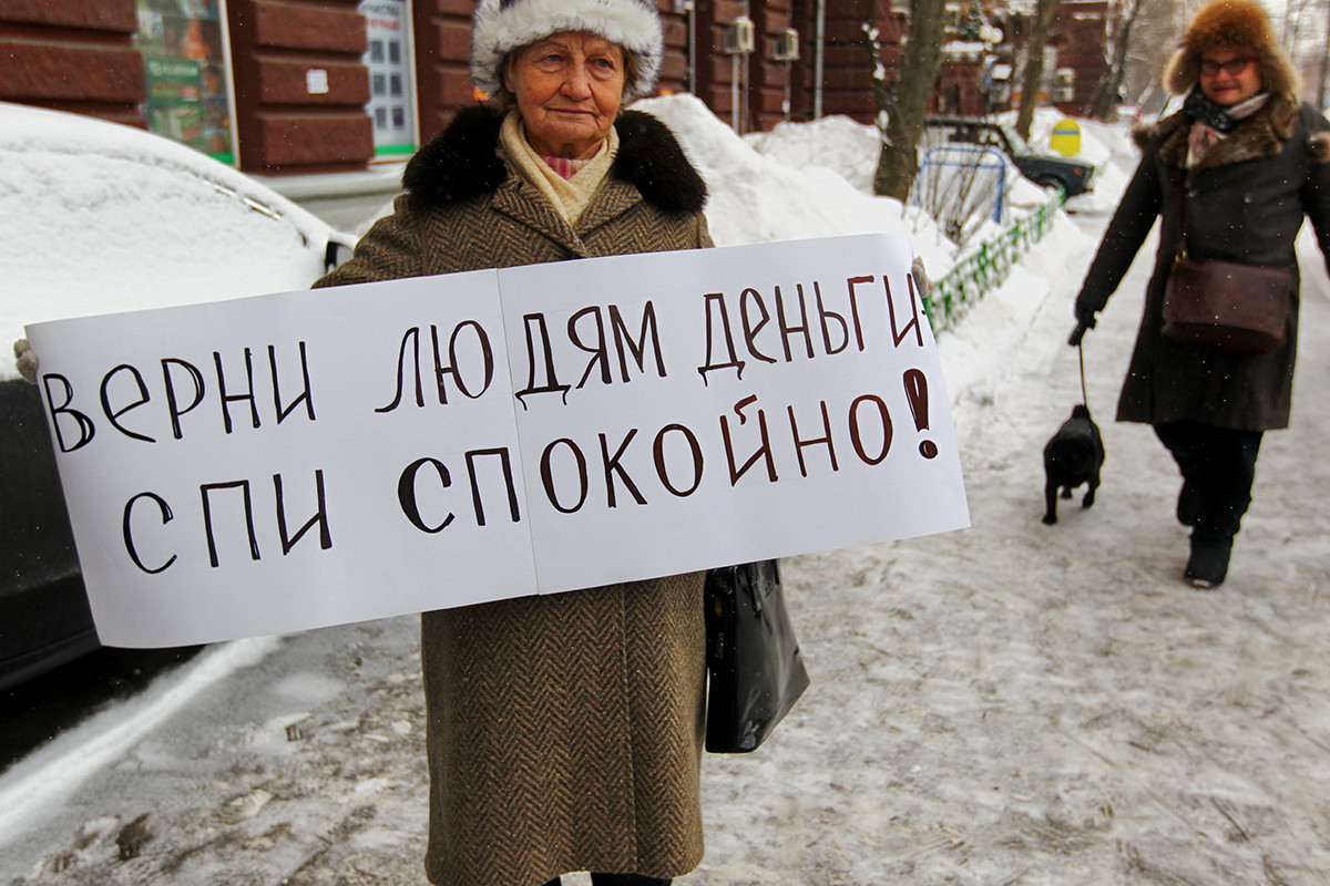 Protest Zveze upokojencev Rusije proti ustanovitvi finančne družbe MMM-2011 pred bivališčem Sergeja Mavrodija, na transparentu piše 
