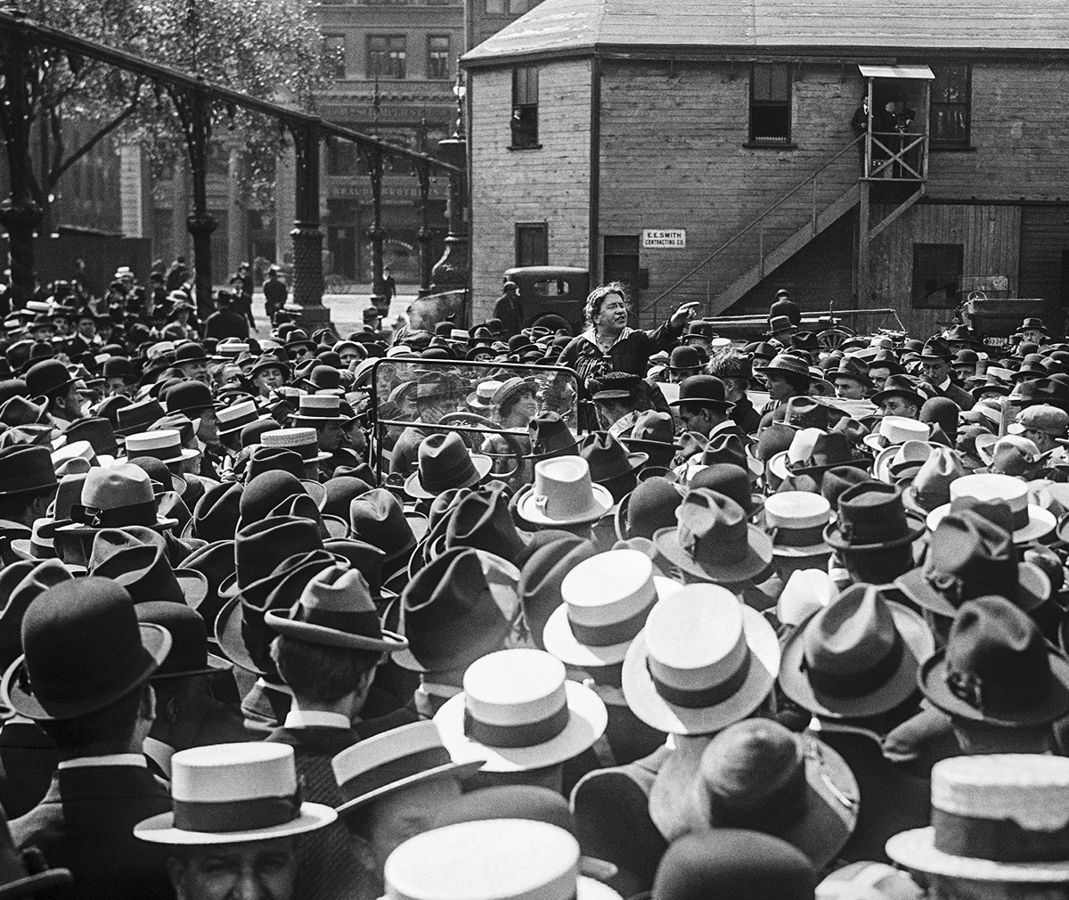 Emma Goldman stoji u automobilu i govori o kontroli rađanja, Union Square Park, New York, 21. svibnja 1916.