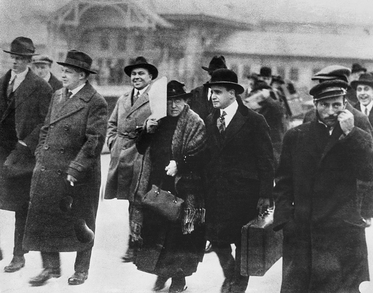 Emma Goldman s odvjetnikom Harryjem Weinbergerom na putu prema otoku Ellis, odakle će biti deportirana u Rusiju.