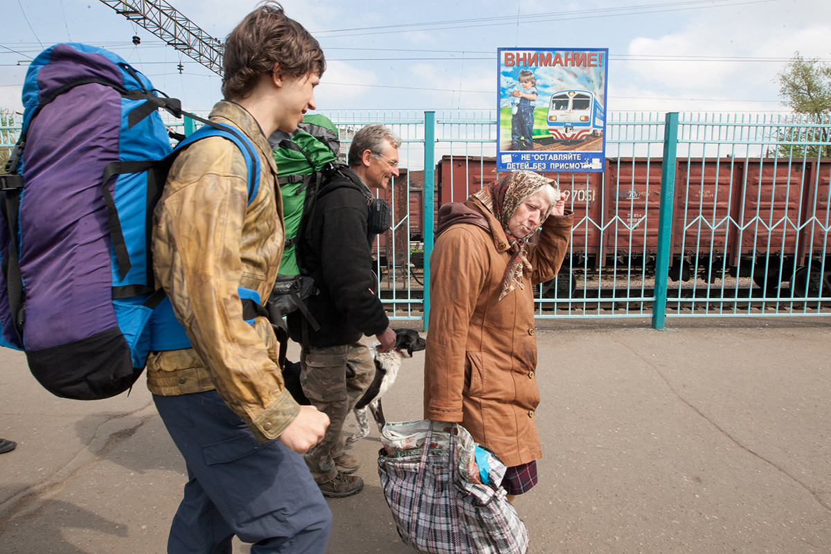 Amantes de la dacha en una estación de tren.