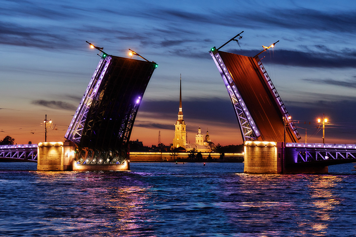 Pontes levadiças de São Petersburgo.