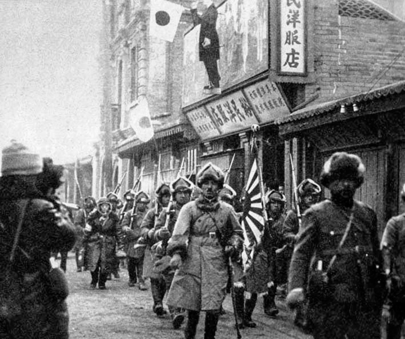 Tropas japonesas entrando em Chinchow.


