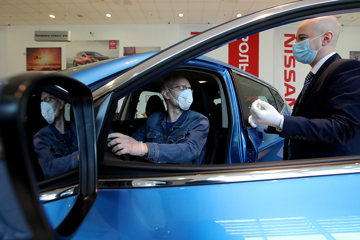 Sala de exposición de coches de Rolf Nissan 