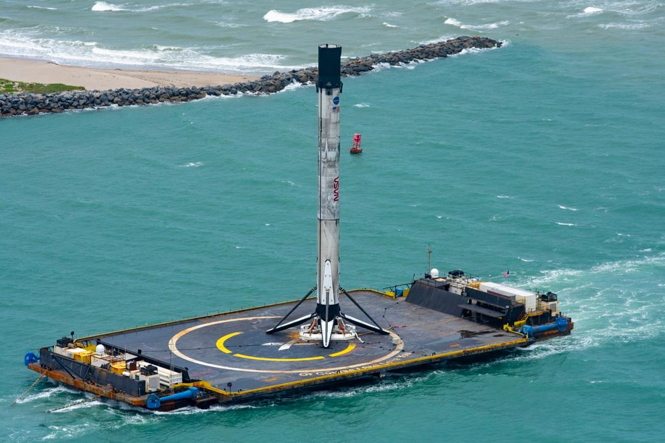 Retour des étages du lanceur Falcon 9 sur la plateforme océanique Of Course I Still Love You