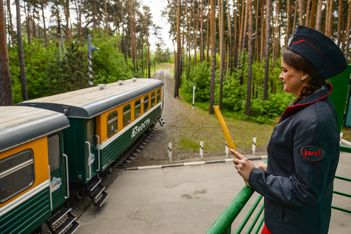Воз Дечије железничке пруге у Новосибирску на дан отварања сезоне саобраћања возова.