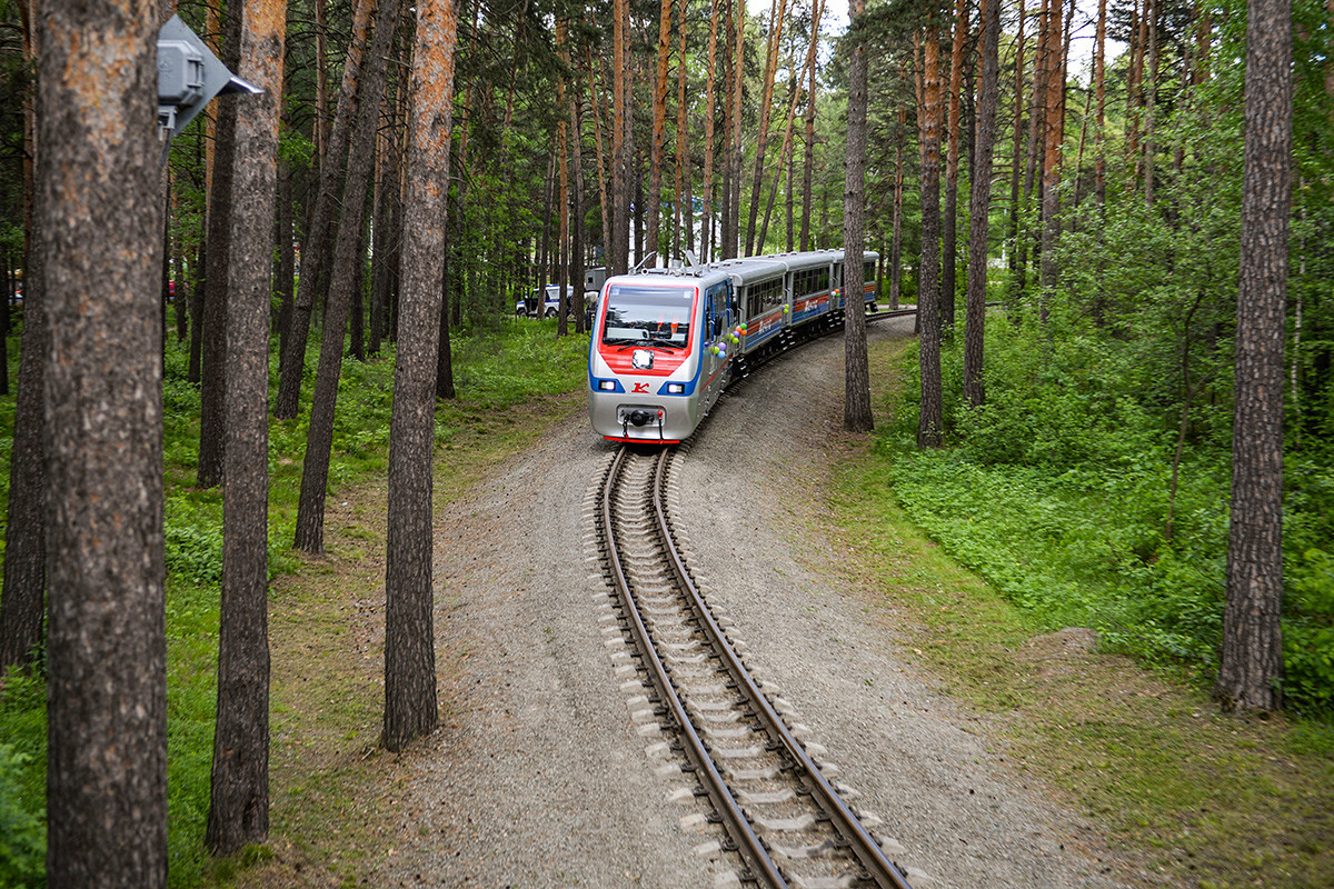 Воз Дечије железничке пруге у Новосибирску на дан отварања сезоне саобраћања возова.