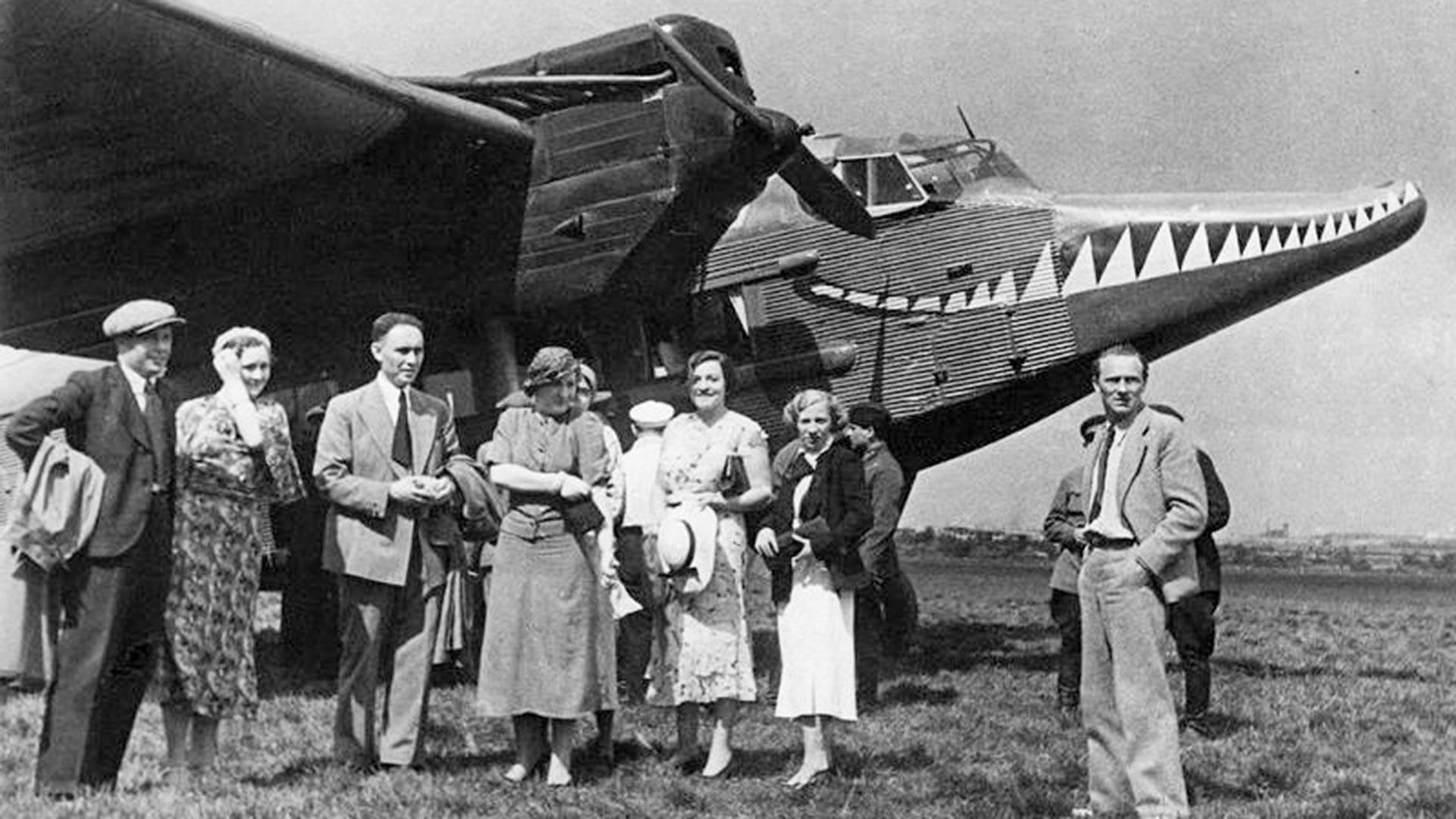 Агитациона бригада часописа „Крокодил“ испред авиона.