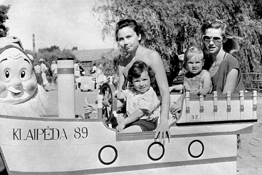 Junge Mütter mit Kindern in einem Vergnügungspark in der Stadt Klaipeda, Litauische SSR