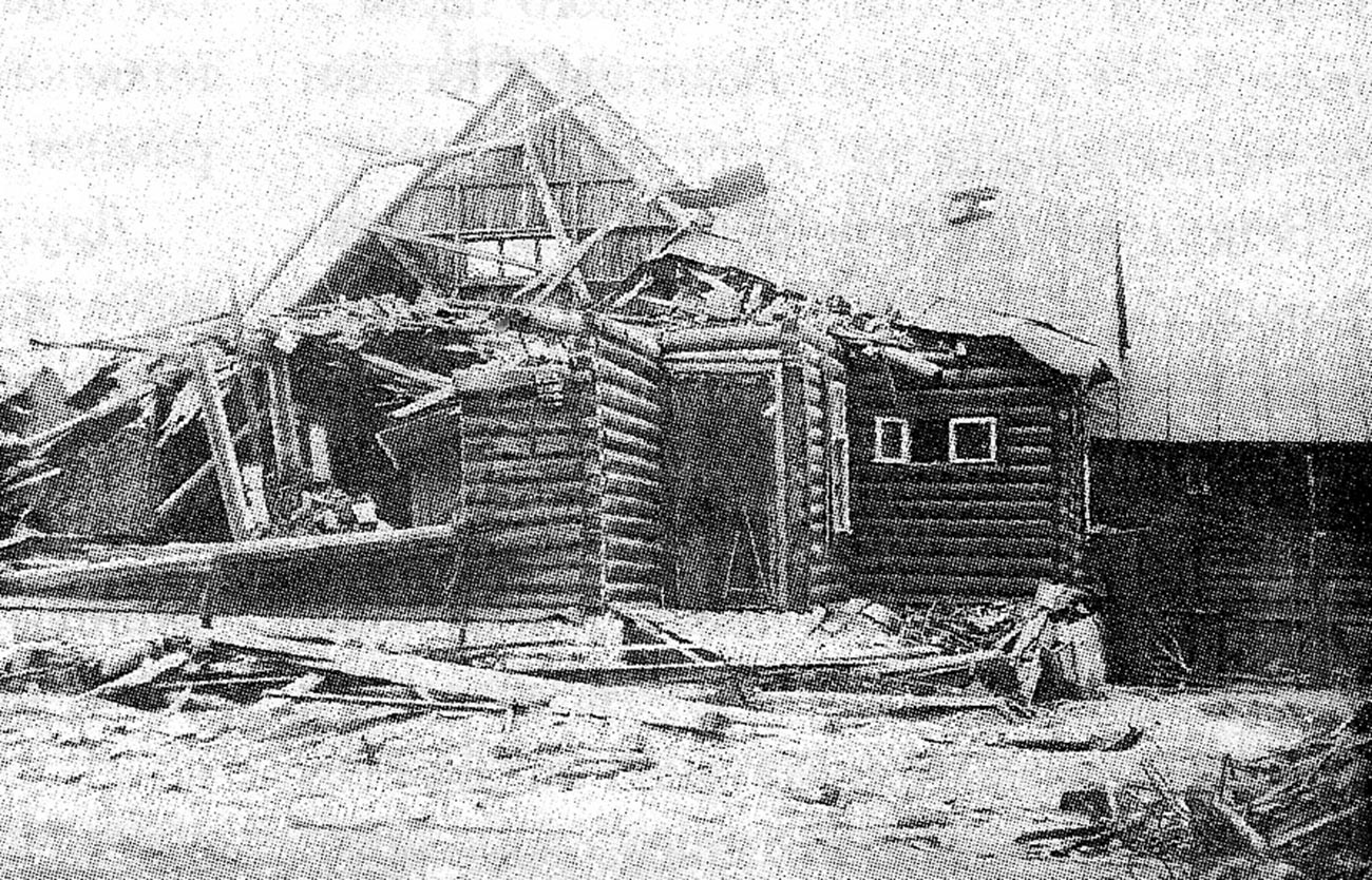 Дом 4 по улице Левитана в посёлке «Сокол», повреждённый в результате падения самолёта АНТ-20.