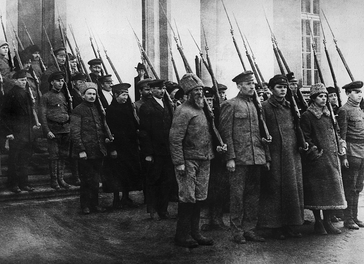 Des bolcheviks armés à Petrograd (ancien nom de Saint-Pétersbourg)
