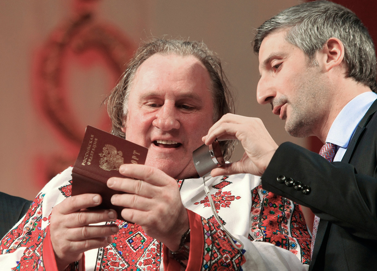 O ator francês Gérard Depardieu recebeu o passaporte russo em 2013.
