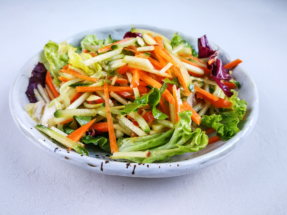 Капуста морковь огурец масло. Салат здоровье. Салаты витаминные из овощей. Салат со свежим огурцом. Овощные салаты из 3 ингредиентов.