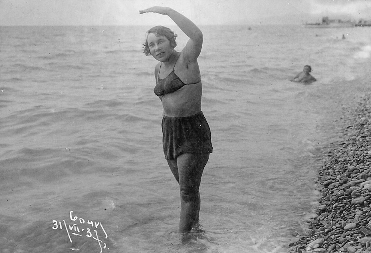 Am Strand in Sotschi, 1937