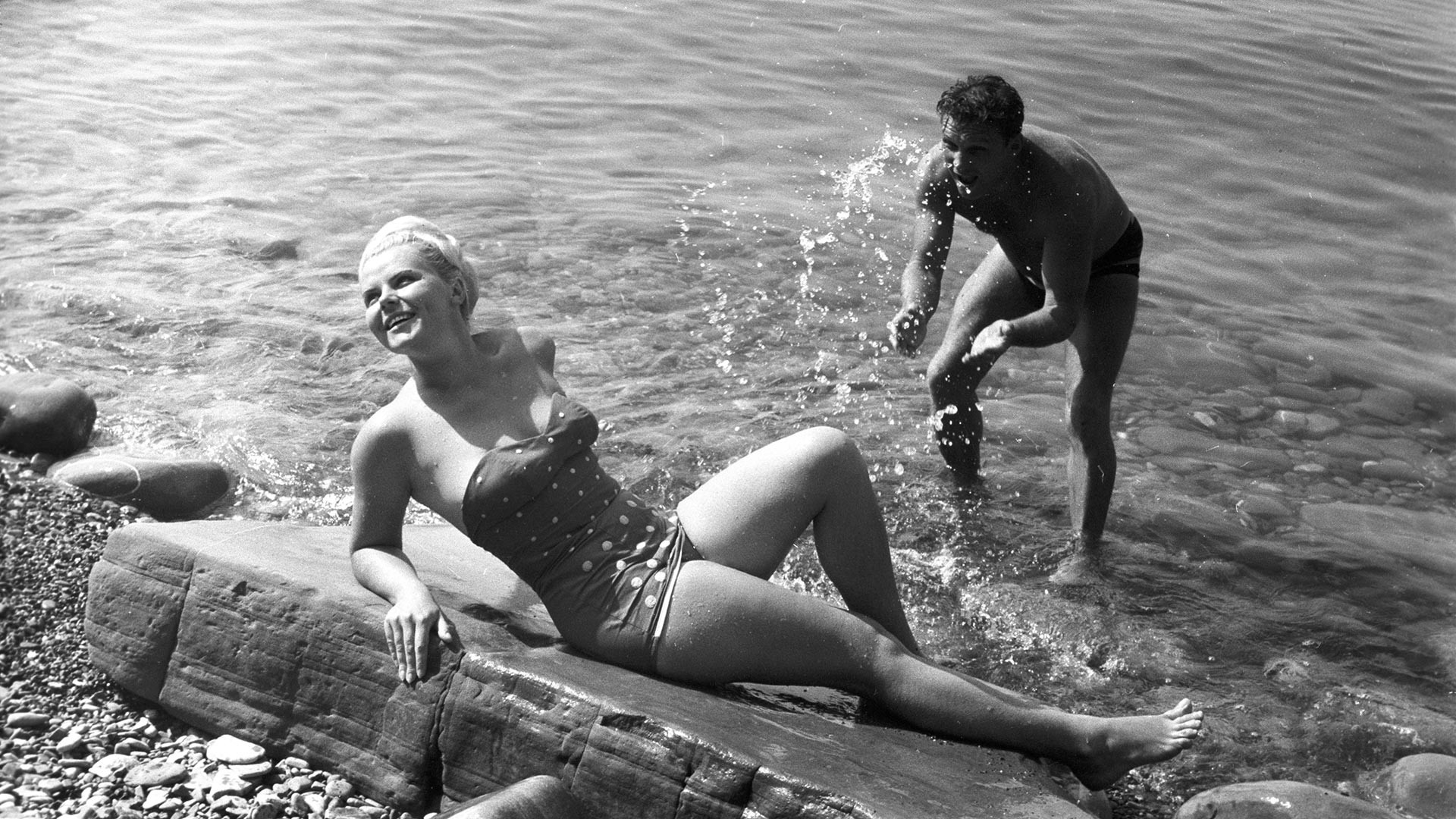 Отдыхающие на пляже в Сочи, 1960-е.