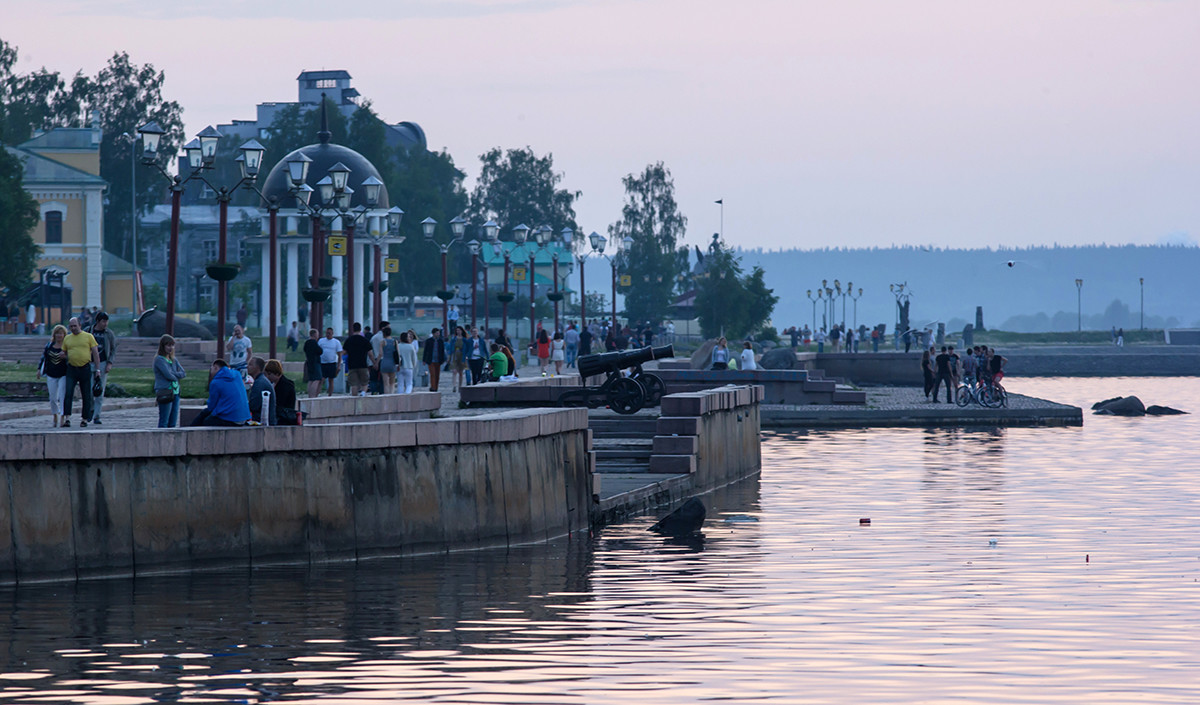 Locais durante temporada das Noites Brancas em Petrozavodsk
