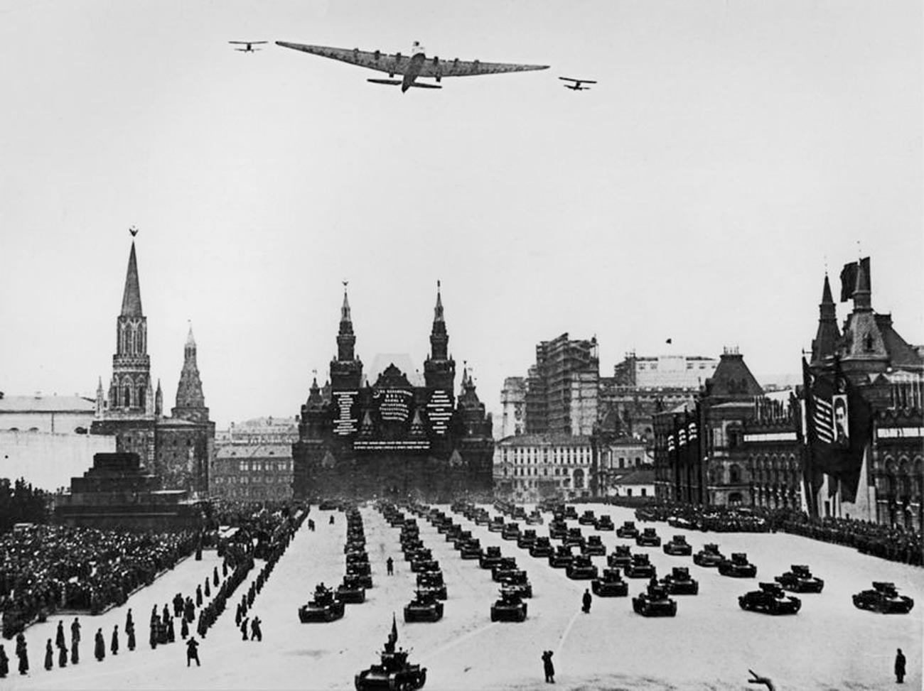 赤の広場の上に飛んでいる「マクシム・ゴーリキー」飛行機
