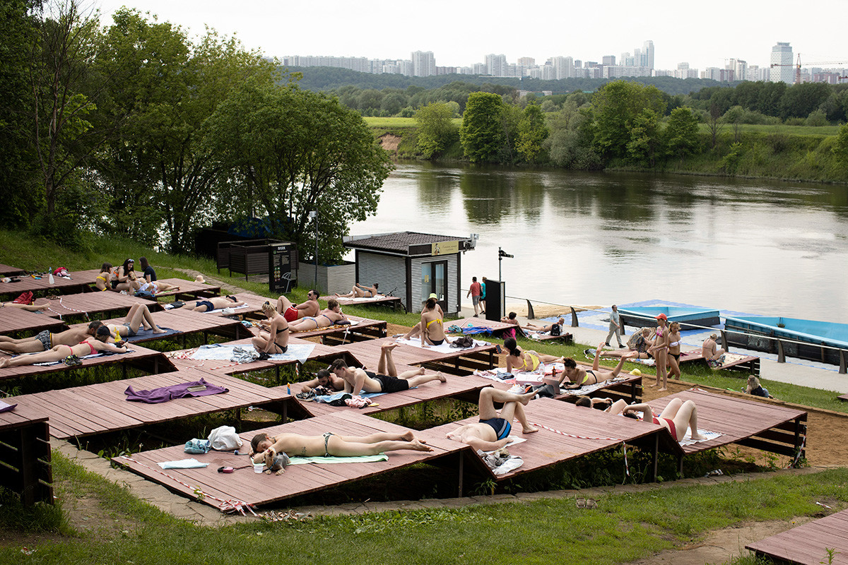 Ljudi se odmaraju u jednom od parkova uz rijeku Moskvu tijekom vrućeg dana u Moskvi, Rusija, utorak, 9. lipnja 2020.