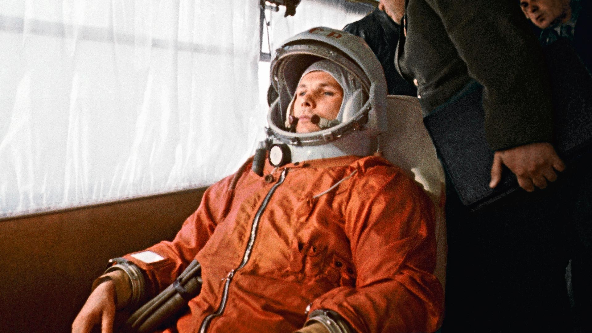 Космонавтът Юрий Гагарин пътува с автобус до космодрума Байконур на 12 април 1961 г.