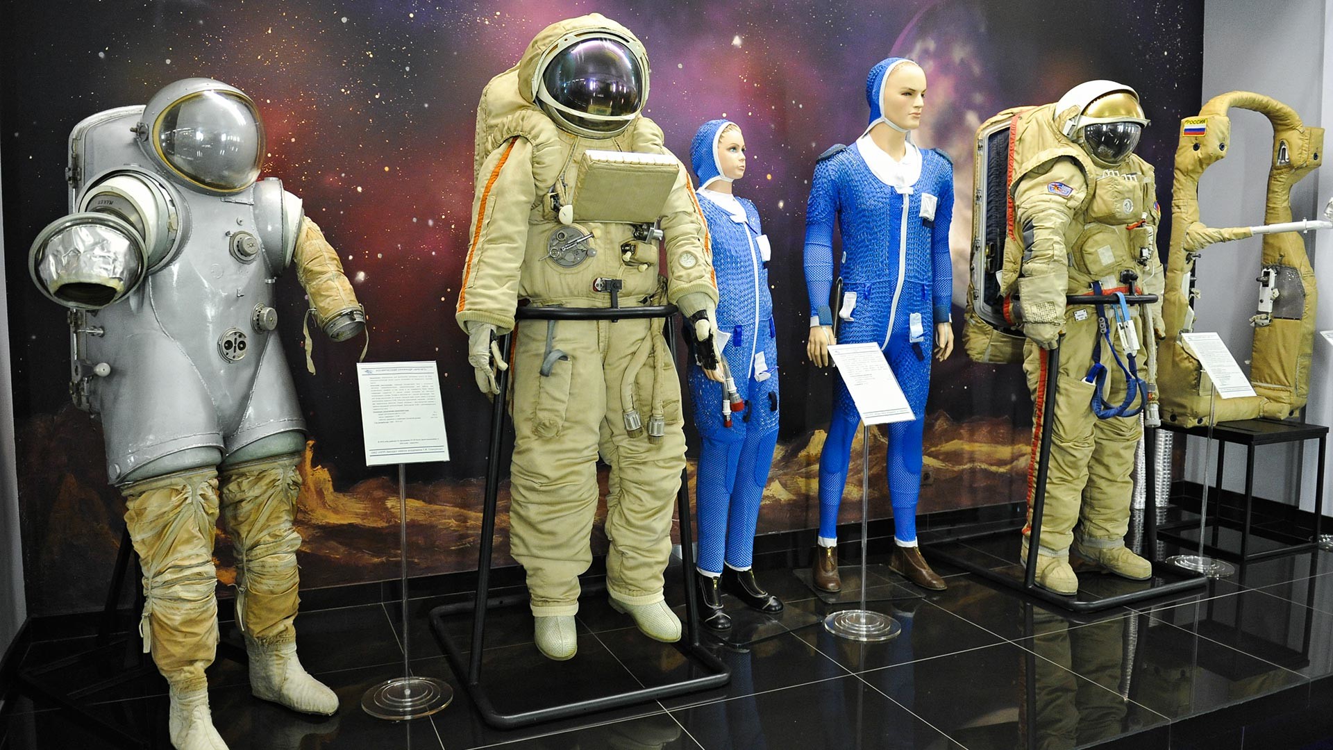 "Кречет", костюм с водно охлаждане КВО-9 и "Орлан-ДМА" (отляво надясно)