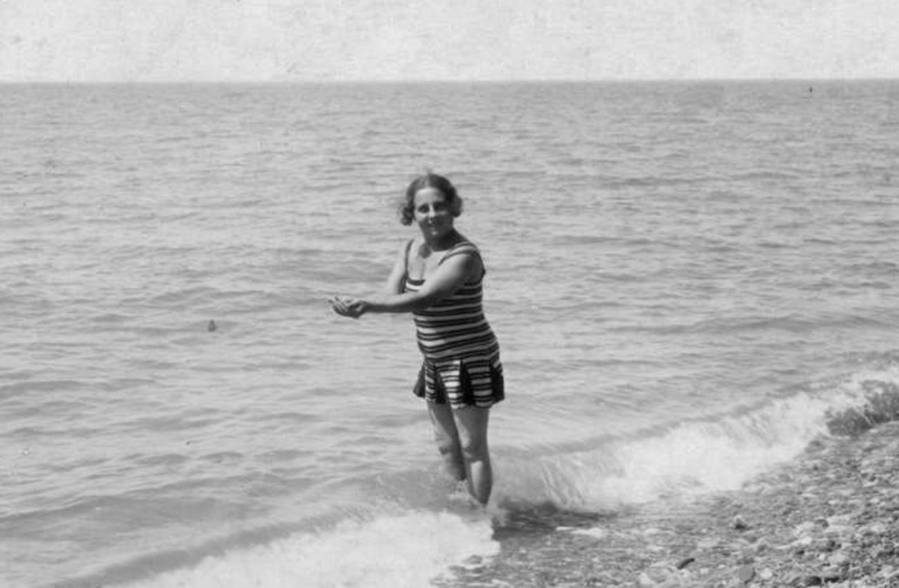 Retrato de uma mulher à beira-mar, nos anos 1920.
