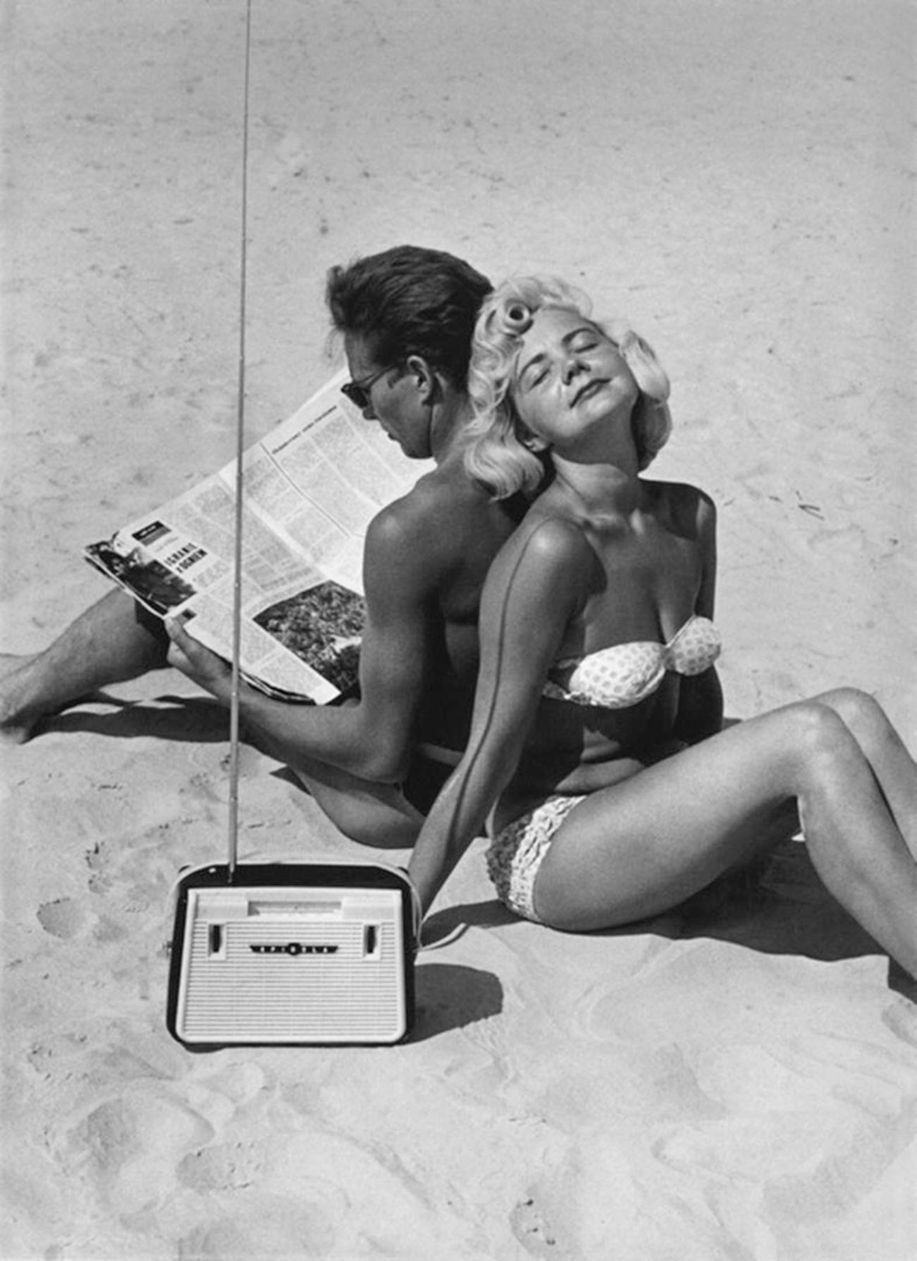 O primeiro rádio soviético “Spidola”, na praia de Jurmala, em 1960.